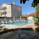Family Chris Hotel
